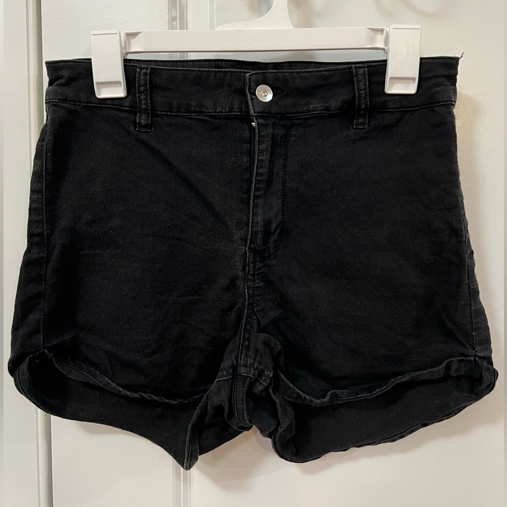 H&M woman’s black high waisted shorts